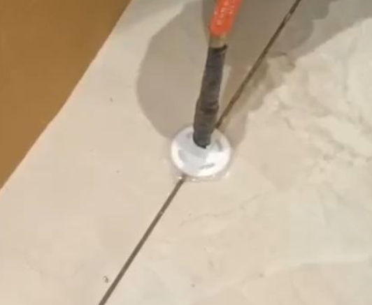 株洲瓷砖空鼓维修公司专业解答瓷砖在铺贴过程中，如果没有涂抹均匀到位的粘结材料（如水泥砂浆或瓷砖胶），可能会导致以下问题
